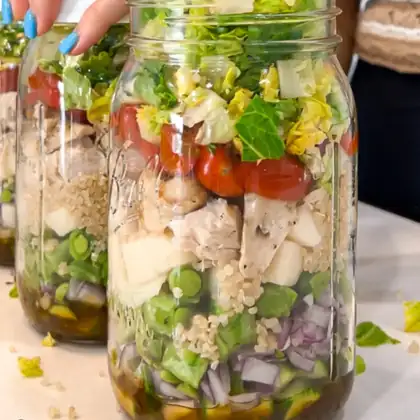 SALADA MEDITERRÂNEA + MOLHO AGRIDOCE
